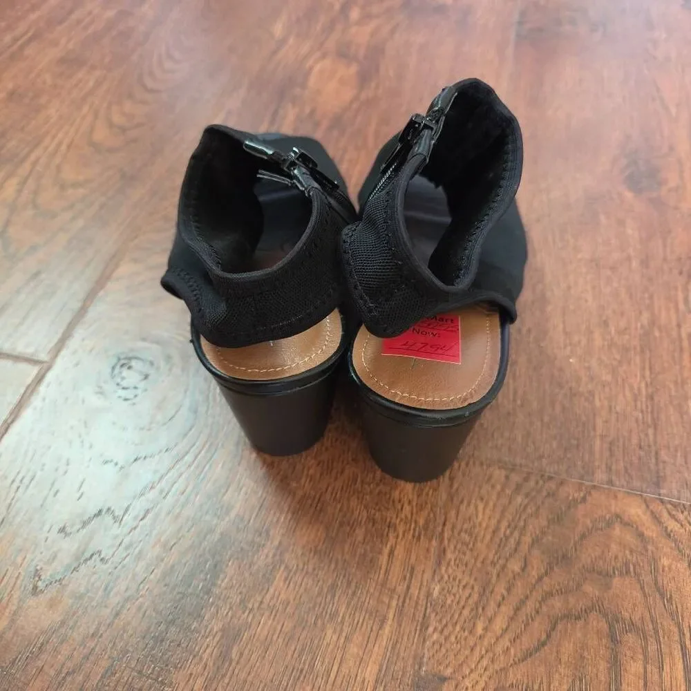 NWOT Tahari Sindi Wedges